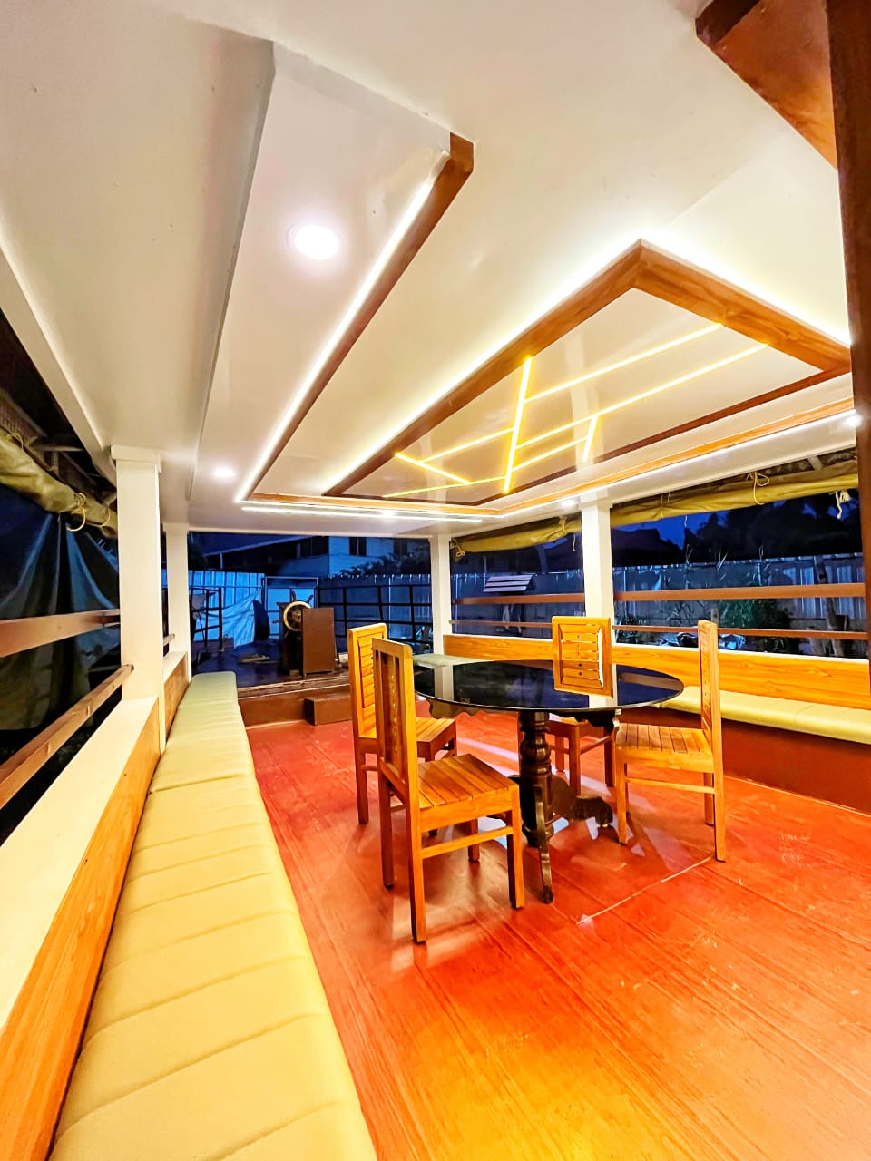 Deluxe Houseboat Image 3