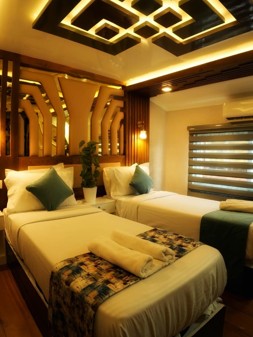 Premium Houseboat Image 4