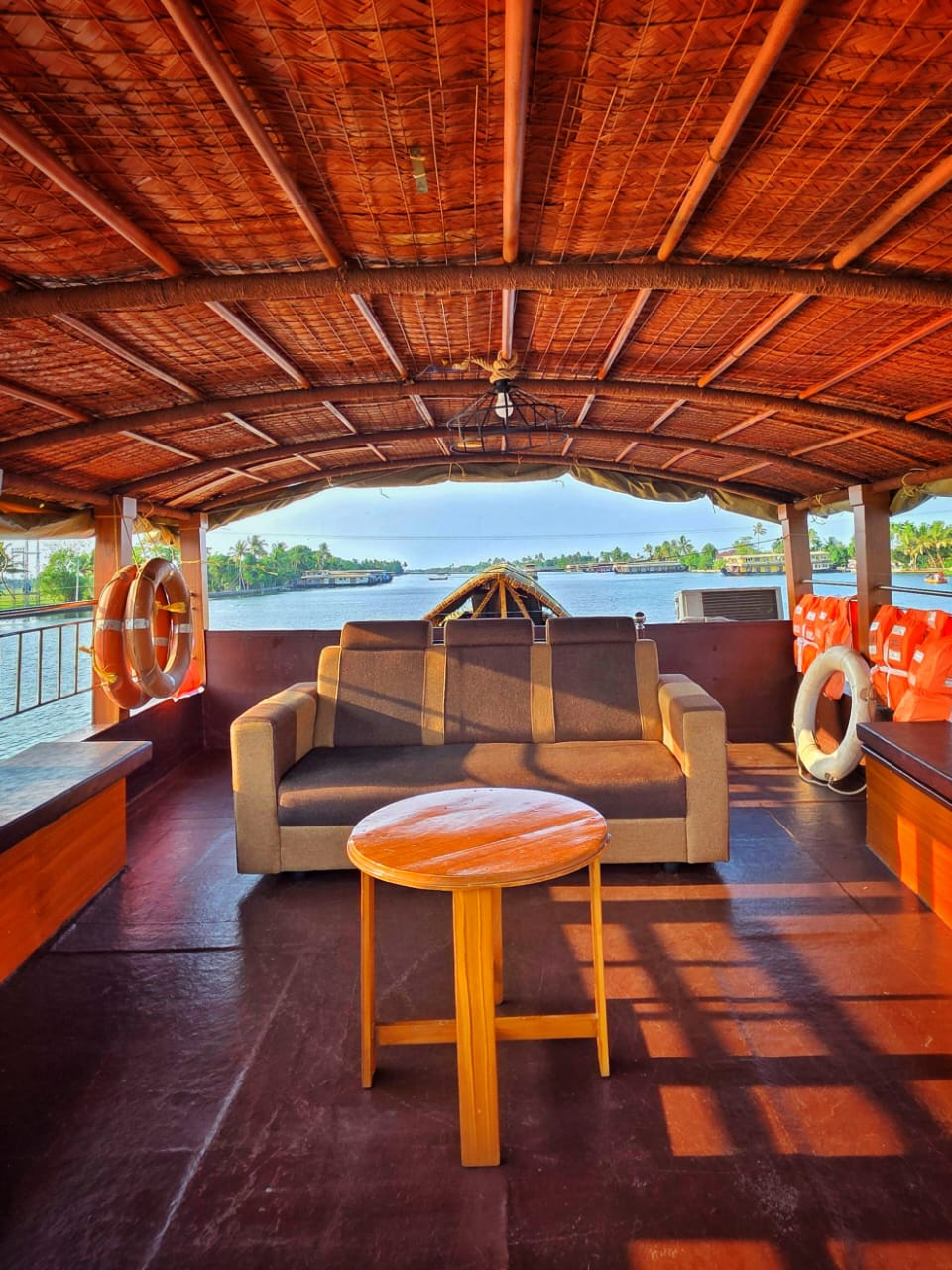 Deluxe Houseboat Image 6