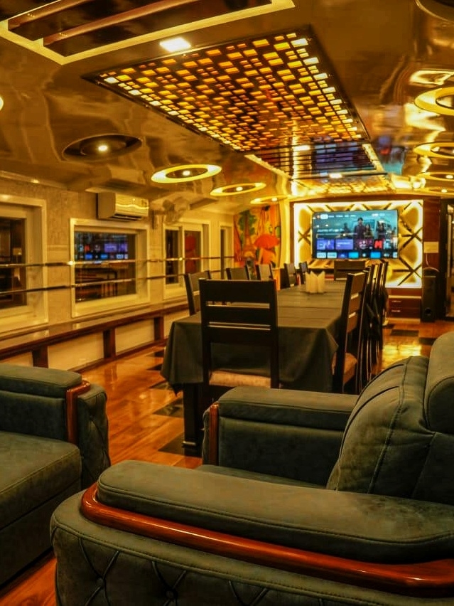 Premium Houseboat Image 2