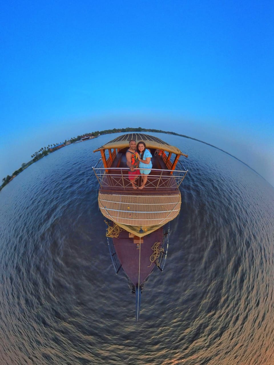 Deluxe Houseboat Image 7