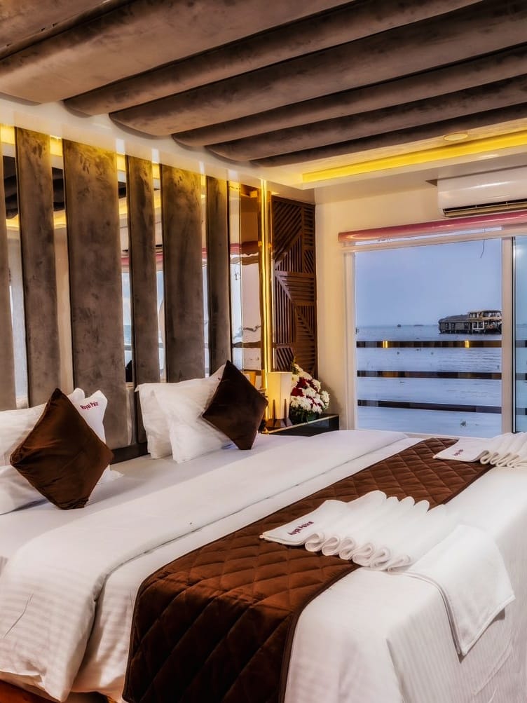 Luxury Houseboat Image 3