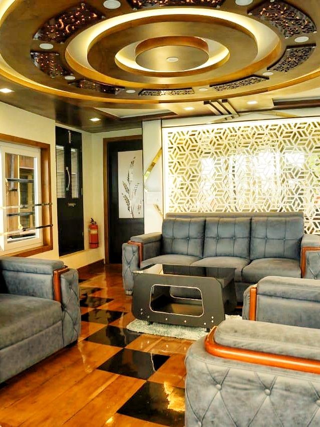 Premium Houseboat Image 1