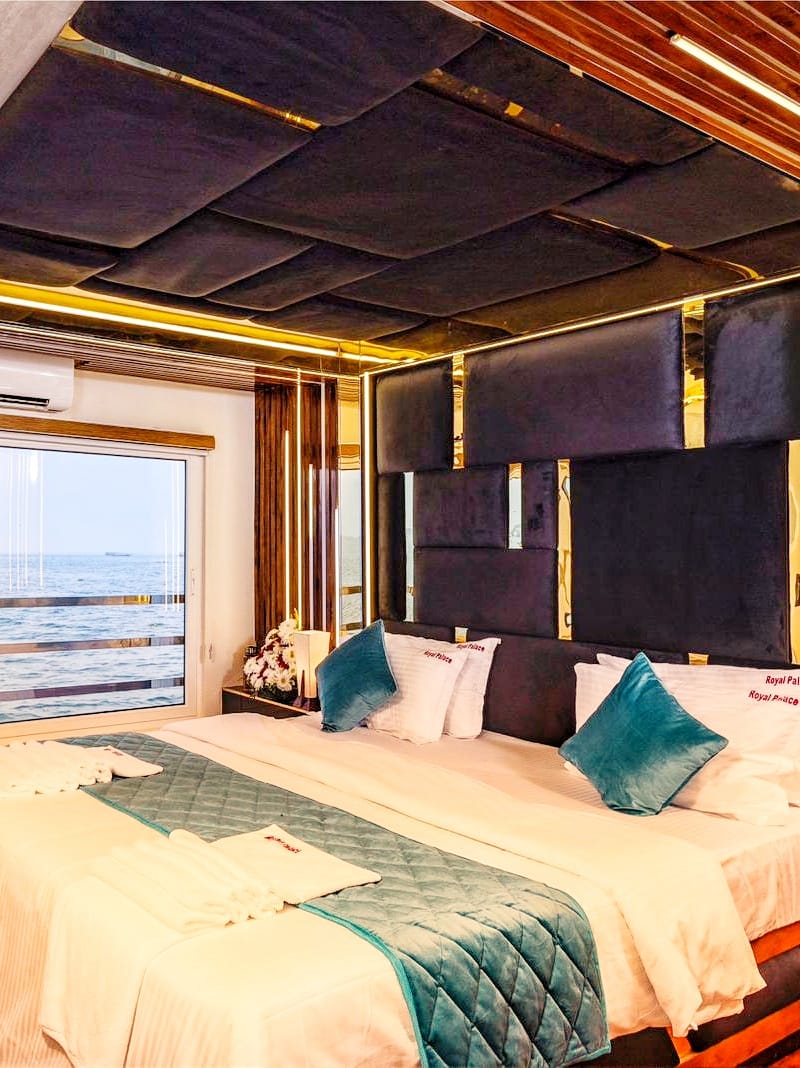 Luxury Houseboat Image 7