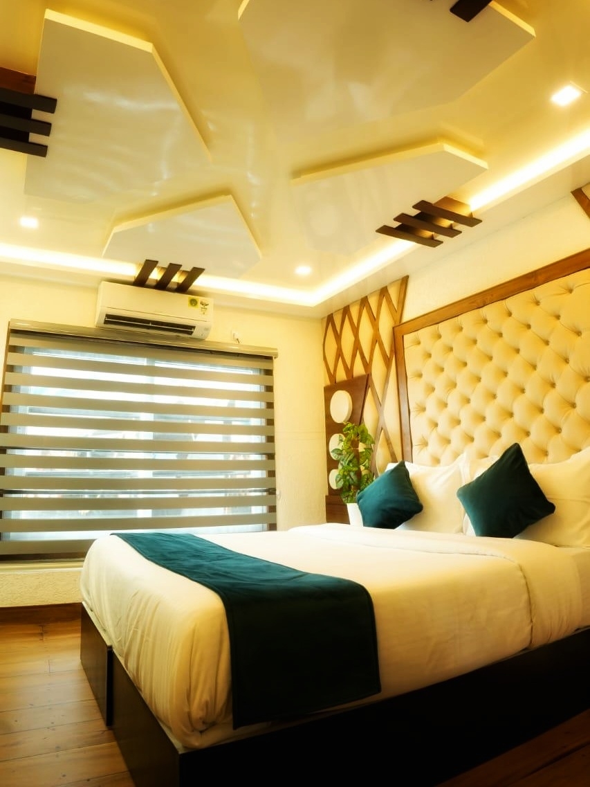 Premium Houseboat Image 5