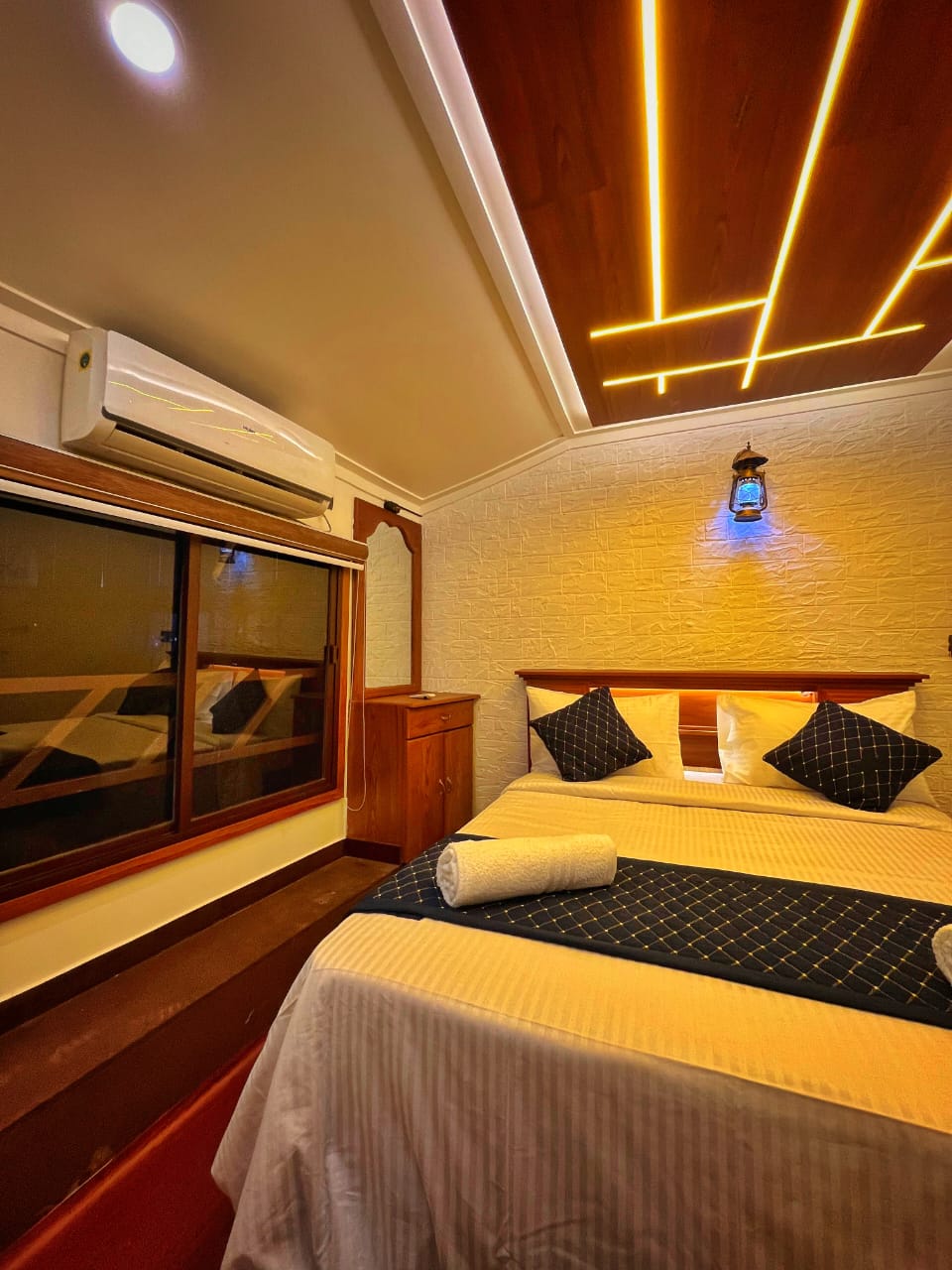 Deluxe Houseboat Image 1
