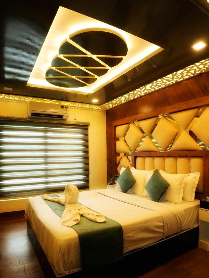 Premium Houseboat Image 6