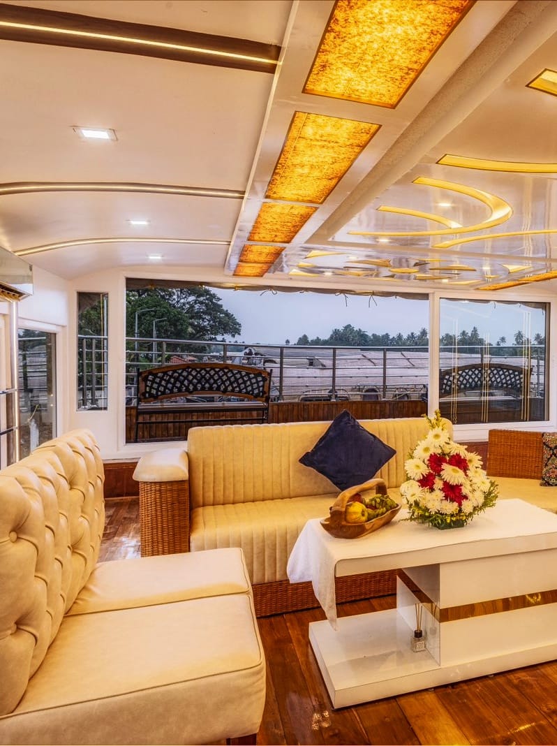 Luxury Houseboat Image 6