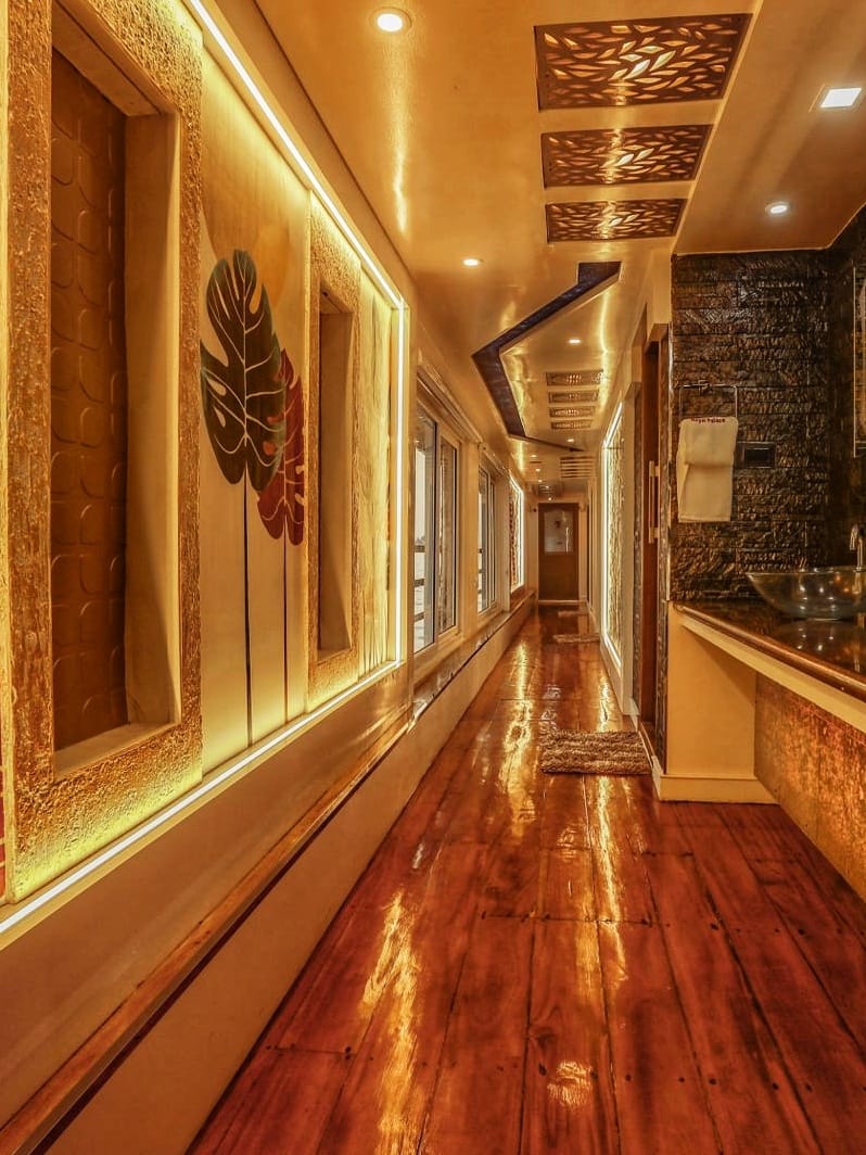 Luxury Houseboat Image 5
