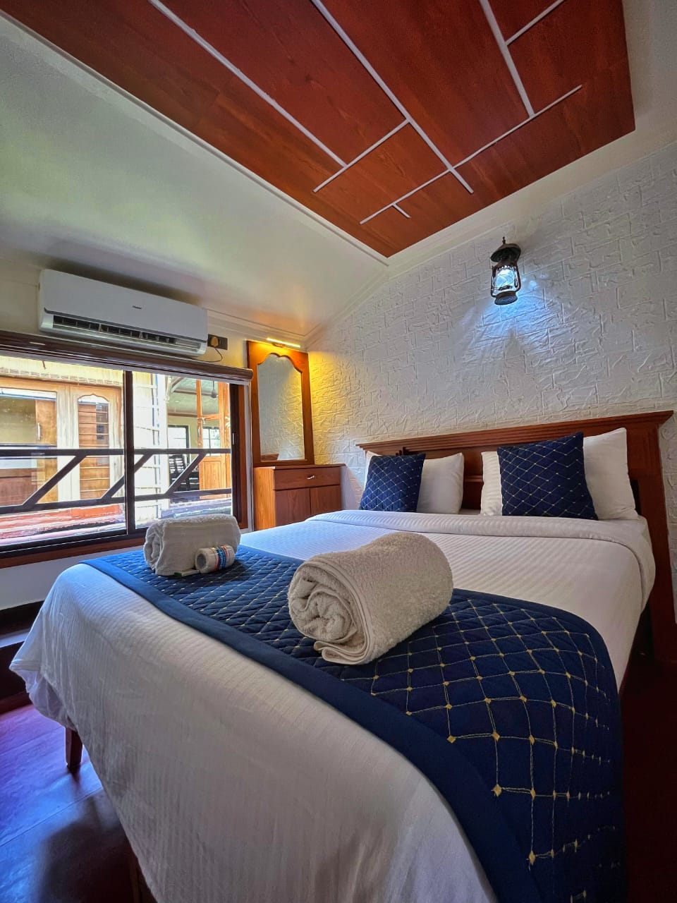 Deluxe Houseboat Image 2