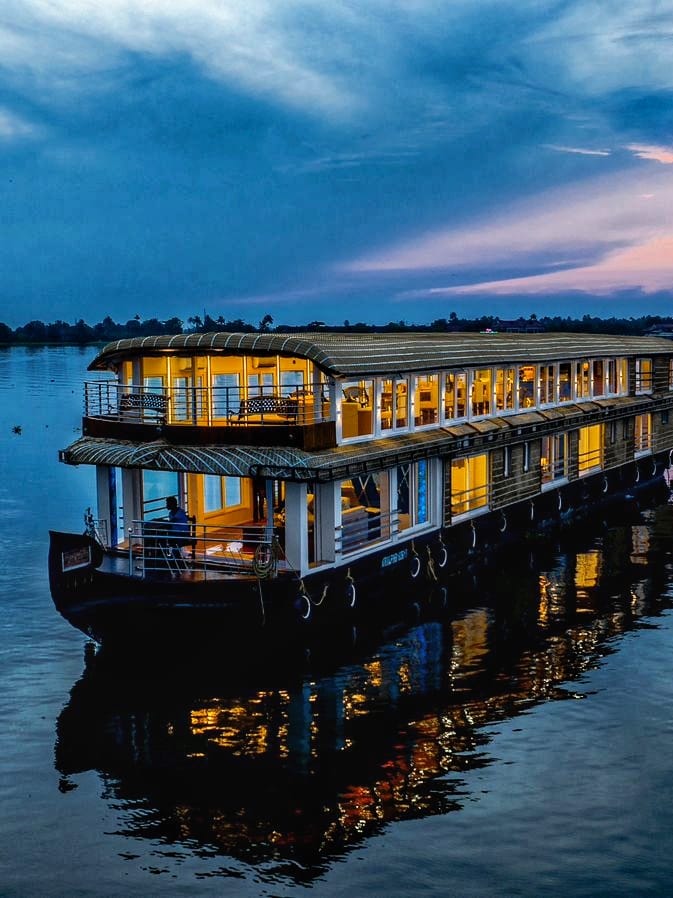 Luxury Houseboat Image 1