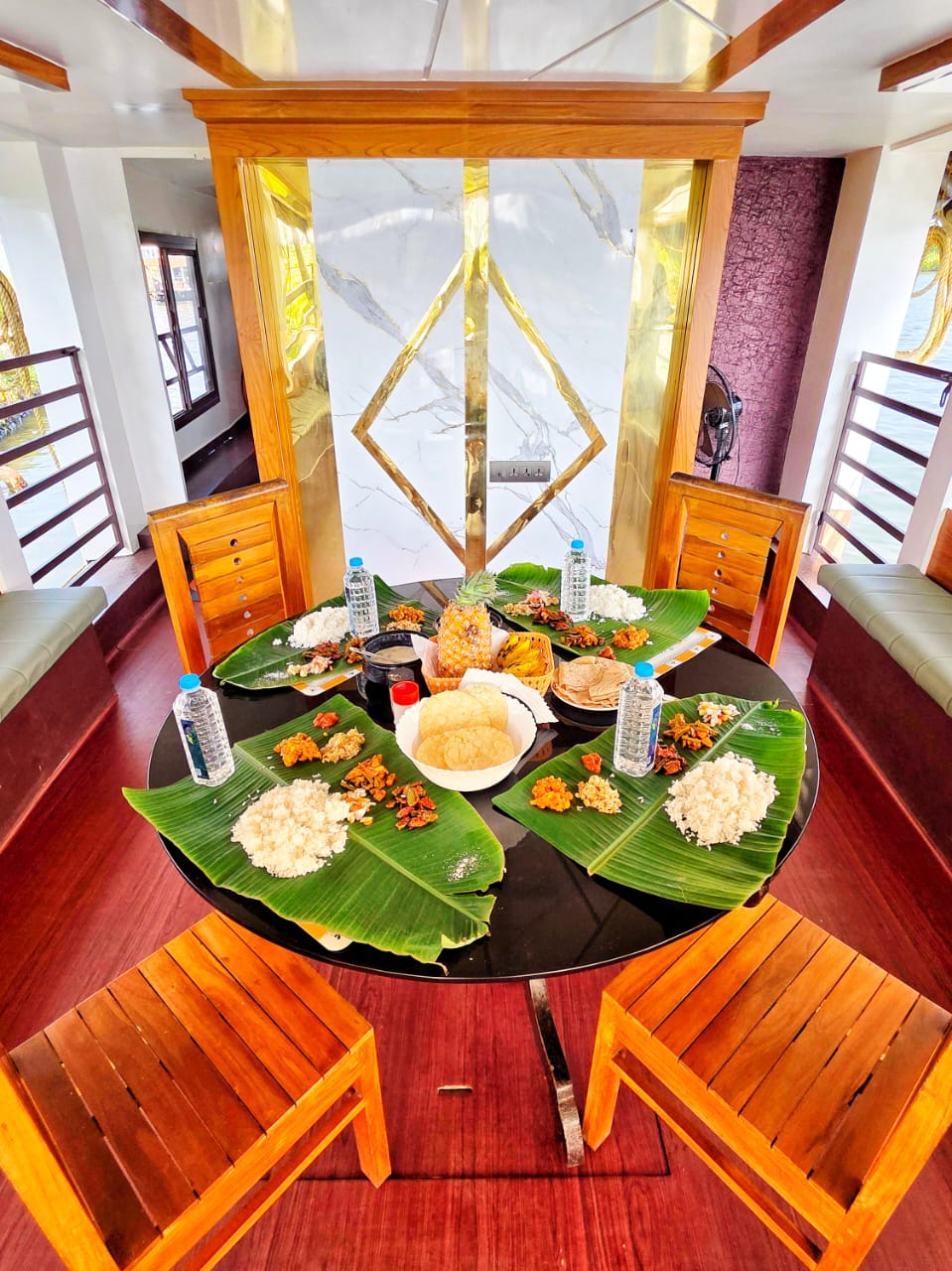 Deluxe Houseboat Image 4