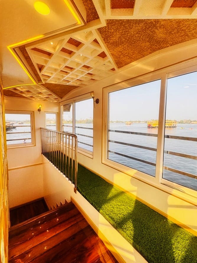 Deluxe Houseboat Image 9