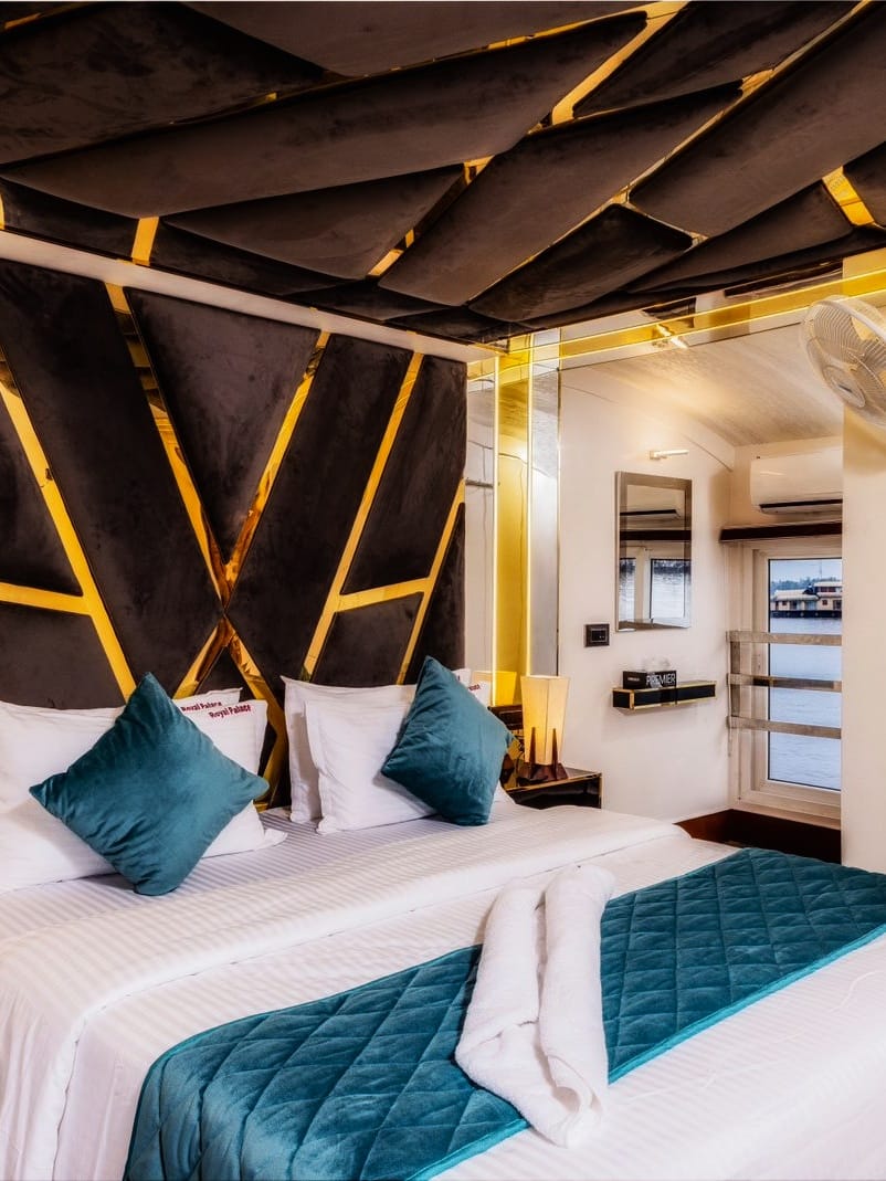 Luxury Houseboat Image 4