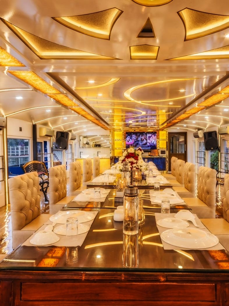 Luxury Houseboat Image 2