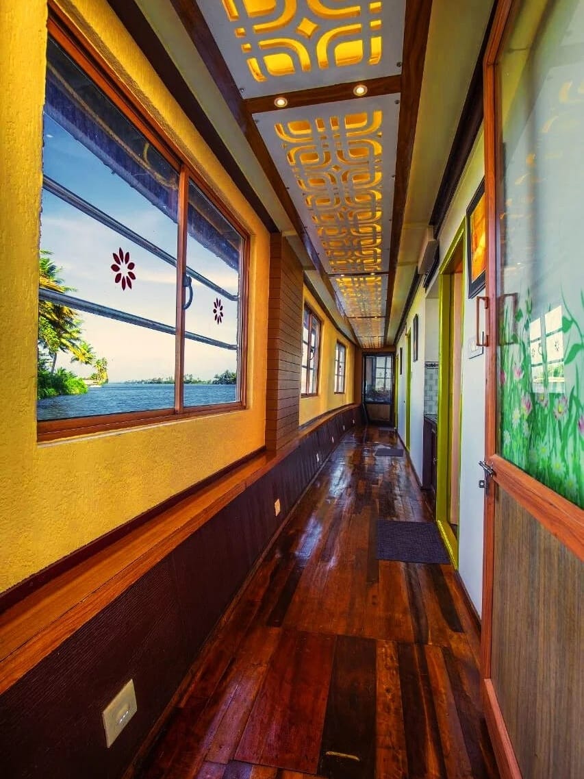 Deluxe Houseboat Image 8