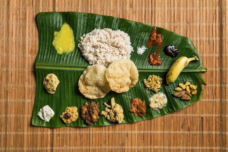 Traditional Kerala Sadya on Banana Leaf – Authentic South Indian Feast with Rice, Sambar, Avial, Thoran, Pickles, Banana, and Crispy Pappadam. Perfect for Onam, Weddings, and Kerala Backwater Experiences.