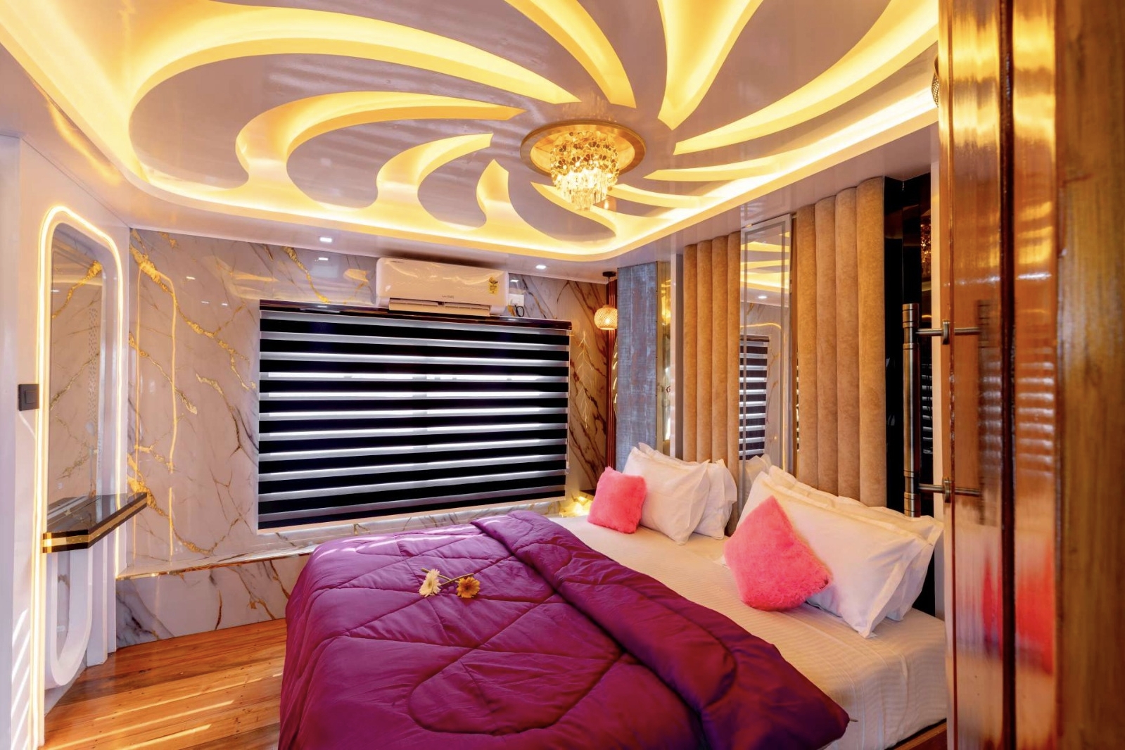 Experience Premium Backwater Stays with Spacious Rooms, Modern Amenities, Fine Dining, and Scenic Private Cruises.