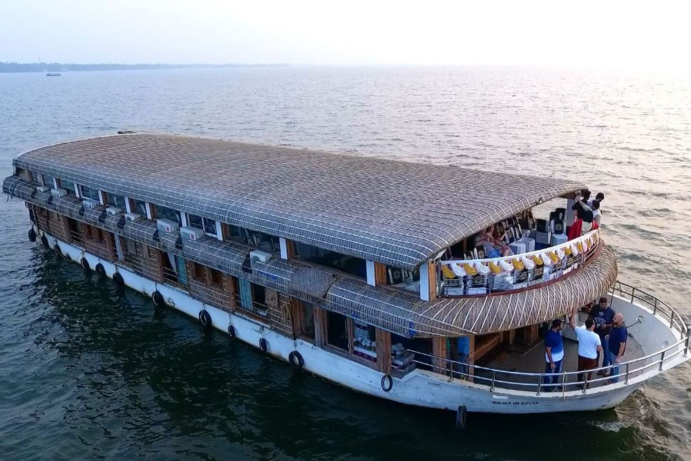 Premium Houseboat - Luxury Accommodation on Kerala Backwaters