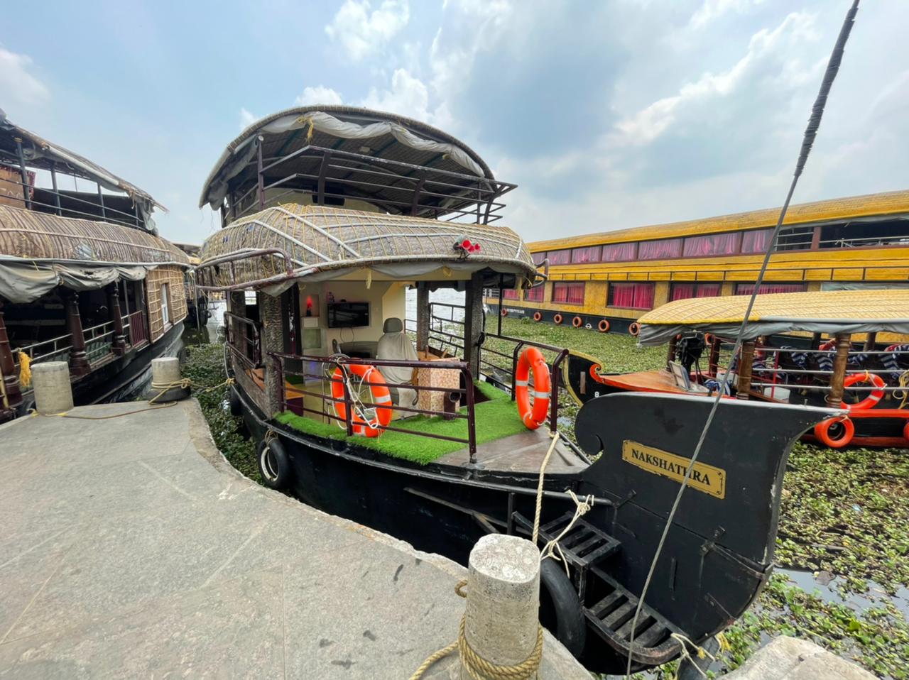 Deluxe romantic houseboat getaway