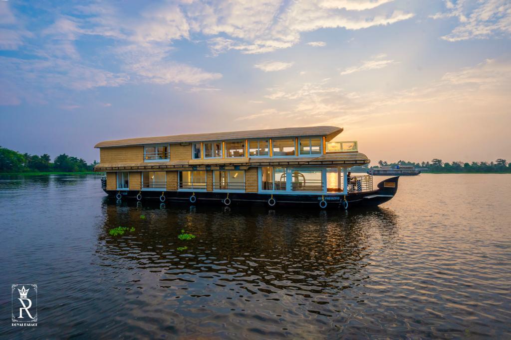 Deluxe Houseboat on Kerala Backwaters - Comfortable Accommodation